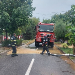 Pompierii maramureșeni s-au luptat ieri cu incendiile și inundațiile