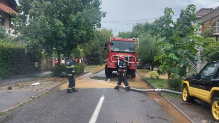 Pompierii maramureșeni s-au luptat ieri cu incendiile și inundațiile
