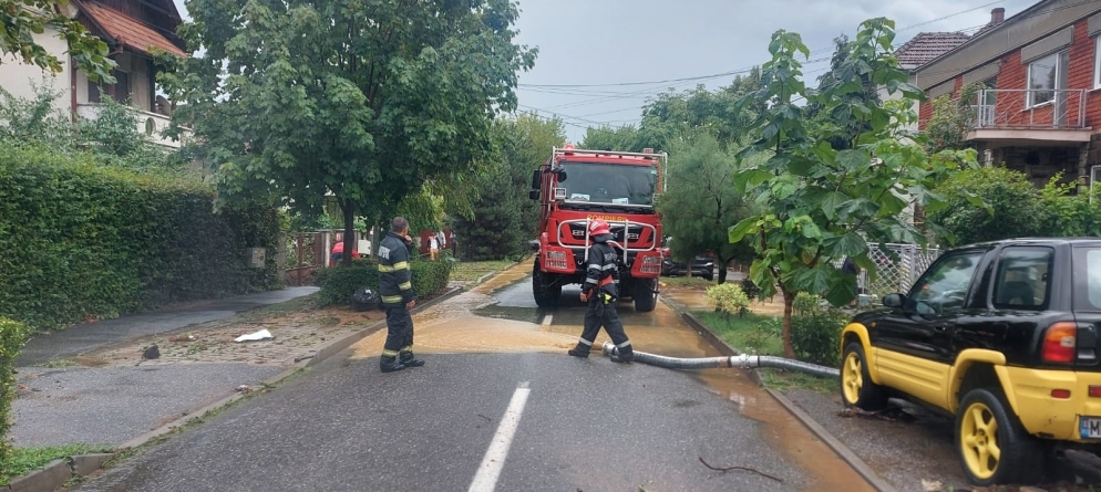 Pompierii maramureșeni s-au luptat ieri cu incendiile și inundațiile