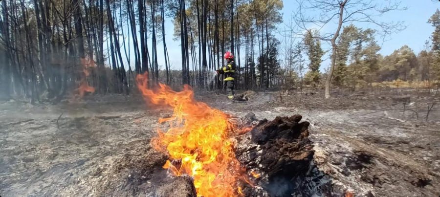 36 de pompieri români, cu nouă mijloace tehnice, continuă misiunea de stingere a incendiului din Sud-Vestul Franței
