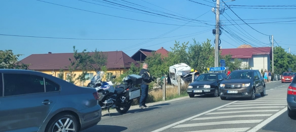 Accident în Tăuții Măgherăuș: Un tânăr a intrat în coliziune cu un stâlp din beton