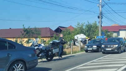 Accident în Tăuții Măgherăuș: Un tânăr a intrat în coliziune cu un stâlp din beton