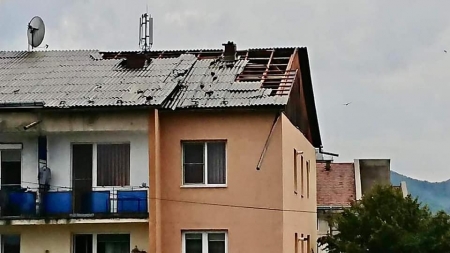 Arbori căzuți și acoperiș doborât în Maramureș!