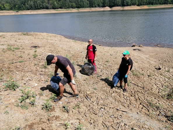 O acțiune de ecologizare: În Baia Mare din apropierea Barajului Firiza s-au colectat aproape 200 saci! Ce spun organizatorii activității!