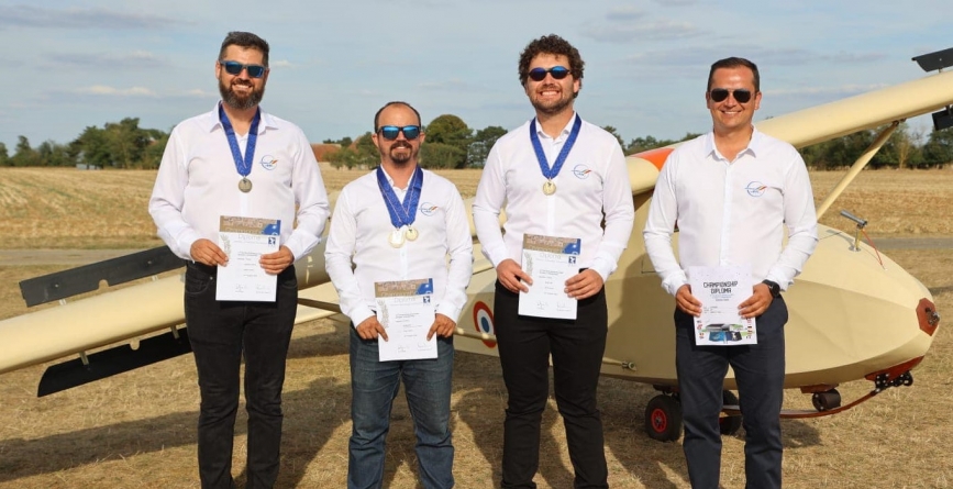 Campionatul Mondial de Acrobație cu Planorul: Băimăreni în echipa care a obținut performanță frumoasă, locul trei! Cine sunt cei doi!