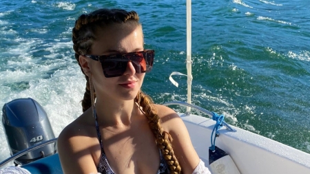 Exclusiv DirectMM: Tânăra Andrada Maria Grumaz, artistă din Maramureș, în Italia, are melodie specială! „Festa” e al 2-lea său cântec cu videoclip!