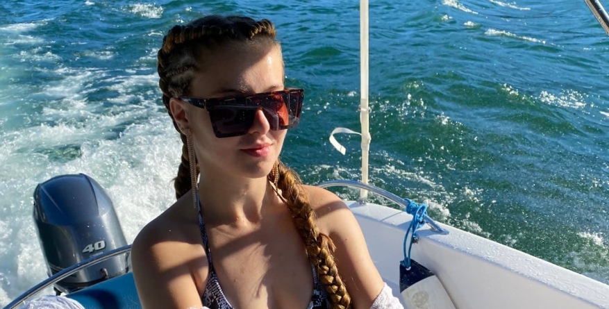 Exclusiv DirectMM: Tânăra Andrada Maria Grumaz, artistă din Maramureș, în Italia, are melodie specială! „Festa” e al 2-lea său cântec cu videoclip!