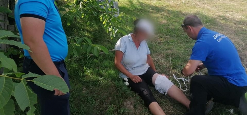 Jandarmii au intervenit pentru a recupera o femeie accidentată dintr-o zonă montană, greu accesibilă