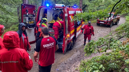 24 ORE, 2 NOI ALERTE ÎN MARAMUREȘ: Un tânăr amețit ajutat de salvatorii montani la Lacul Albastru; Alertă din cauza unei albine pe Dealul Florilor!
