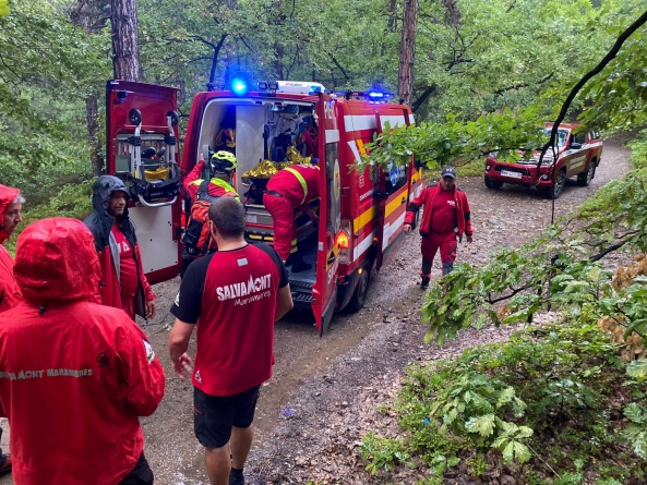 24 ORE, 2 NOI ALERTE ÎN MARAMUREȘ: Un tânăr amețit ajutat de salvatorii montani la Lacul Albastru; Alertă din cauza unei albine pe Dealul Florilor!