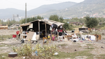 Peste 70.000 de români locuiesc în spații „informale”! 77% sunt racordați ilegal la electricitate!