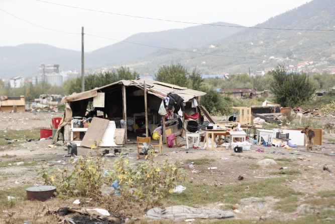 CIRC MARE PE PIRITĂ: Focuri de armă și polițist lovit serios la nivelul capului cu un bolovan! Descindere în forță a mascaților, localnici audiați!