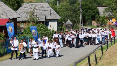 Cu ocazia Praznicului Adormirii Maicii Domnului: Procesiune cu prapori și icoane până la Mănăstirea Breaza