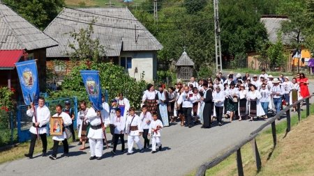 Cu ocazia Praznicului Adormirii Maicii Domnului: Procesiune cu prapori și icoane până la Mănăstirea Breaza
