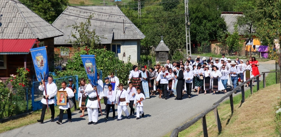 Cu ocazia Praznicului Adormirii Maicii Domnului: Procesiune cu prapori și icoane până la Mănăstirea Breaza