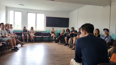 Ce facem dacă interzicerea drogurilor nu funcționează: La Centrul de Tineret din Baia Mare, invitat special Vlad Zaha, criminolog stabilit în Marea Britanie!