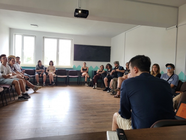 Ce facem dacă interzicerea drogurilor nu funcționează: La Centrul de Tineret din Baia Mare, invitat special Vlad Zaha, criminolog stabilit în Marea Britanie!