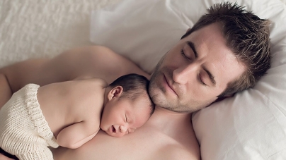 ​Concediul paternal, extins cu 5 zile lucrătoare! Ce trebuie să știi!