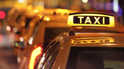 Taximetrist agresat fizic în Baia Mare; Unul dintre geamurile mașinii au fost sparte