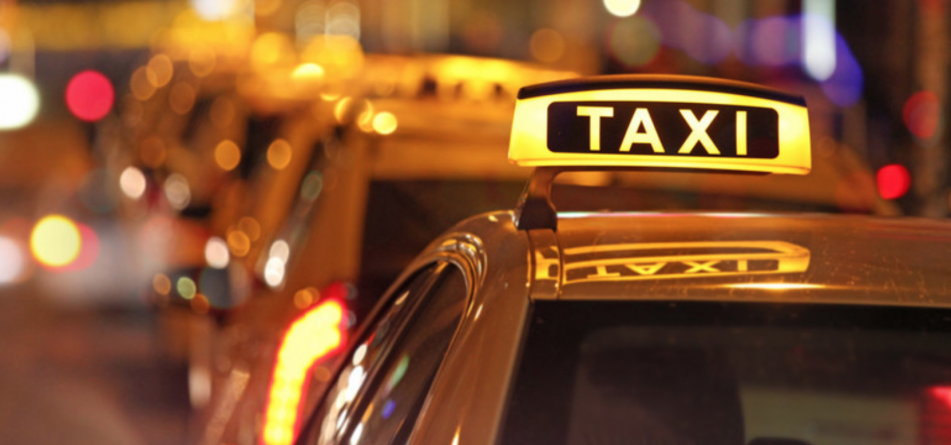 Taximetrist agresat fizic în Baia Mare; Unul dintre geamurile mașinii au fost sparte