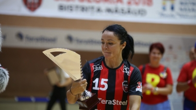 Amical de înaltă ținută: Căpitan al echipei din Maramureș dar și al naționalei feminine de handbal, Valentina Ardean-Elisei a spus „stop” carierei!
