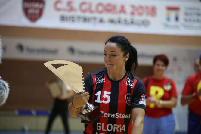 Amical de înaltă ținută: Căpitan al echipei din Maramureș dar și al naționalei feminine de handbal, Valentina Ardean-Elisei a spus „stop” carierei!