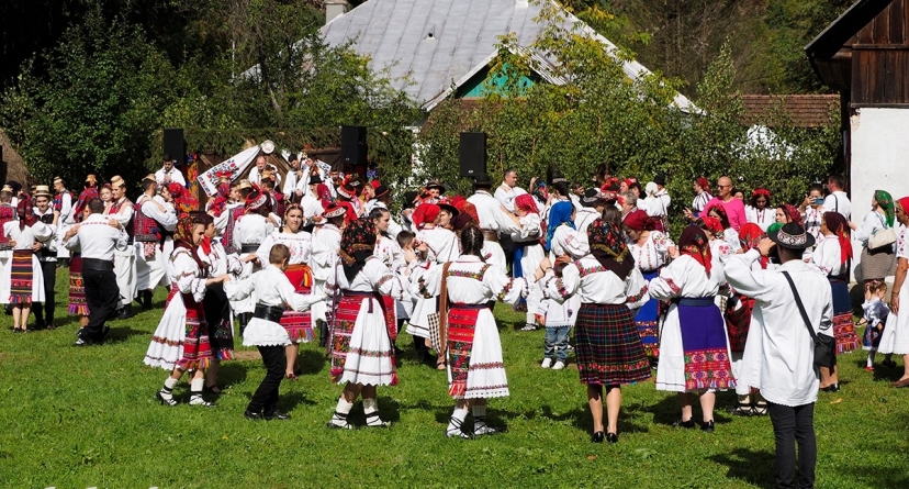 Suciu de Sus, gazda evenimentului „Joc la Șură”; Participanții au scos din lada de zestre straiele cele mai frumoase