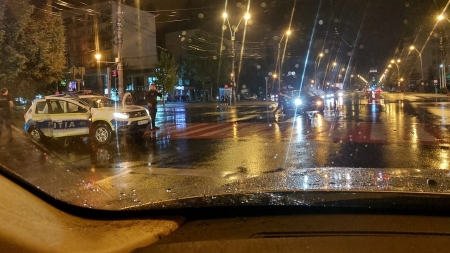 Aseară, în Baia Mare: Autospecială de poliție acroșată în timpul unei misiuni