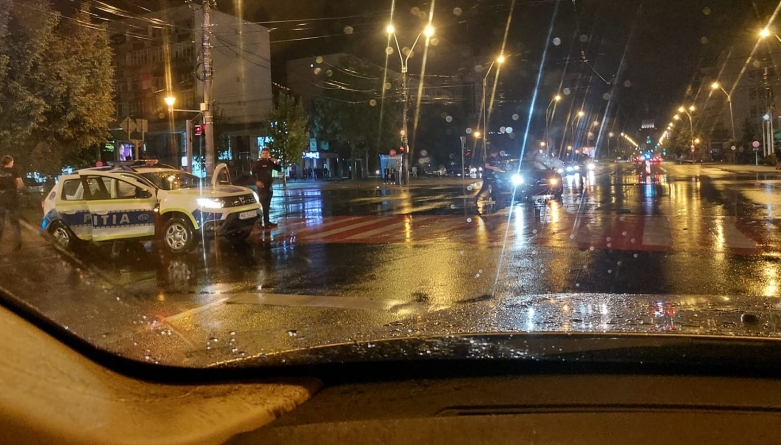 Aseară, în Baia Mare: Autospecială de poliție acroșată în timpul unei misiuni