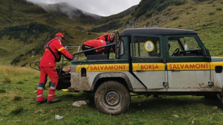 Bărbat decedat la cules de merișoare; A fost nevoie de intervenția salvamontiștilor pentru a-l găsi și transporta