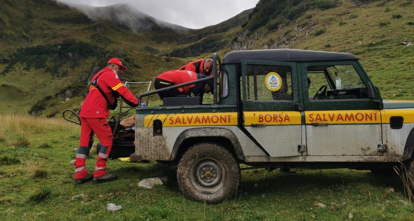 Bărbat decedat la cules de merișoare; A fost nevoie de intervenția salvamontiștilor pentru a-l găsi și transporta