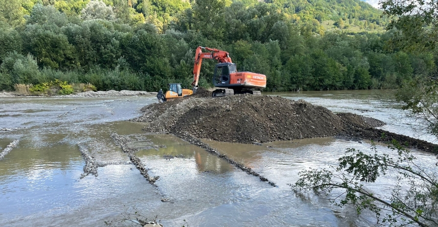 S-au finalizat lucrările de decolmatare a râului Vișeu, în comuna Bistra