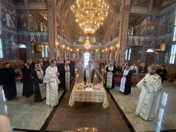 PS Iustin s-a aflat în mijlocul absolvenților Seminarului Teologic Ortodox din Cluj-Napoca – promoția 1977