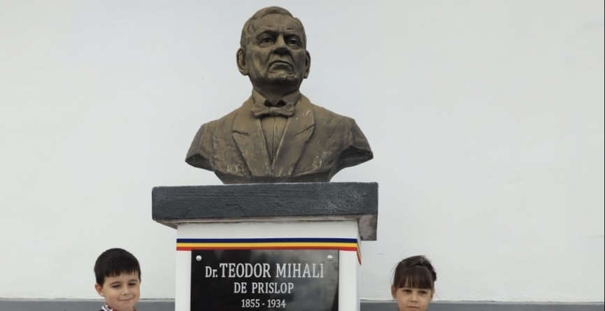 În curtea școlii din Boiu Mare a fost dezvelit bustul celui care a fost Dr. Teodor Mihali (FOTO)