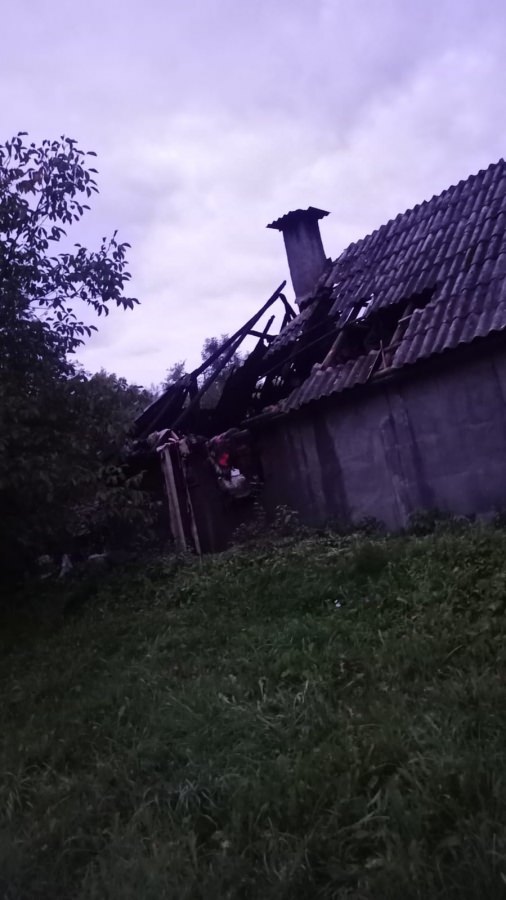 Apel umanitar: O familie din Strâmtura are nevoie de ajutor după ce casa i-a luat foc (FOTO)