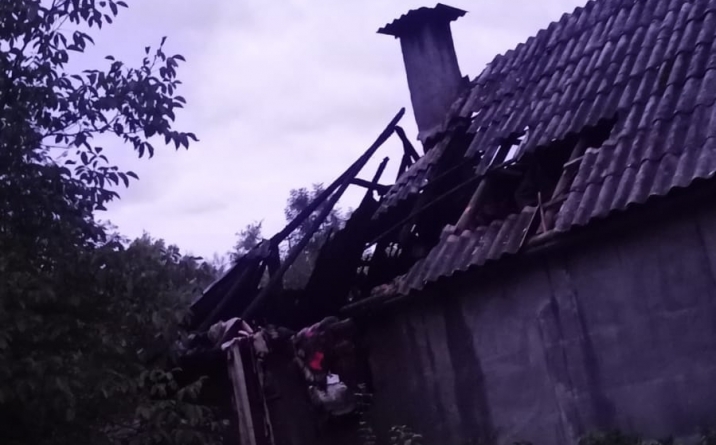 Apel umanitar: O familie din Strâmtura are nevoie de ajutor după ce casa i-a luat foc (FOTO)