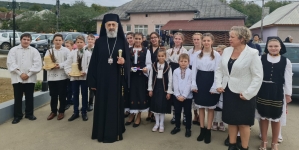 În această duminică: ÎPS Părinte Irineu a liturghisit în Băsești, localitatea natală
