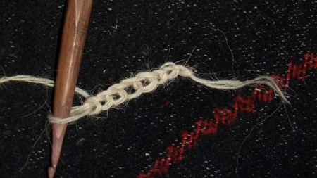 Despre un meșteșug dispărut recent din Maramureș: Confecționarea “mânecărilor” împletite cu acul de lemn de la Săcel (FOTO)