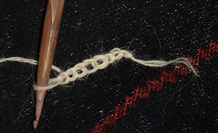 Despre un meșteșug dispărut recent din Maramureș: Confecționarea „mânecărilor” împletite cu acul de lemn de la Săcel (FOTO)