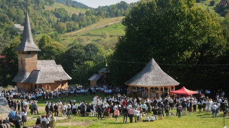 Hram: Mănăstirea “Nașterea Maicii Domnului” Valea Scradei din Vișeu de Sus îmbracă straie de sărbătoare (FOTO)
