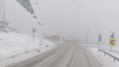 Iarnă adevărată la munte: În estul Maramureșului s-a acționat cu utilaje și material antiderapant! Prima intervenție consistentă, în Pasul Prislop!