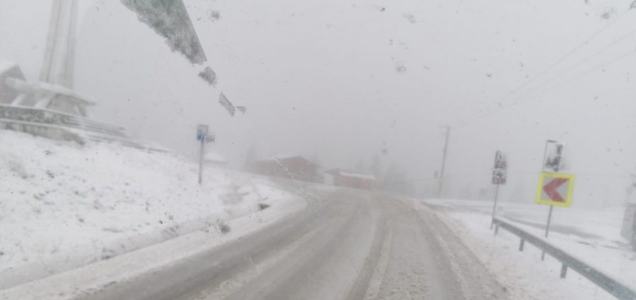Iarnă adevărată la munte: În estul Maramureșului s-a acționat cu utilaje și material antiderapant! Prima intervenție consistentă, în Pasul Prislop!