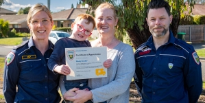 Un băiețel de 4 ani și-a salvat mama după ce a sunat la ambulanță, la doar o zi după ce învățase să formeze numărul