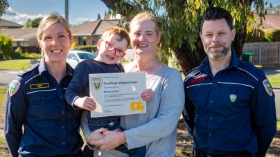 Un băiețel de 4 ani și-a salvat mama după ce a sunat la ambulanță, la doar o zi după ce învățase să formeze numărul