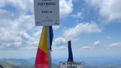 Muncă intensă la înălțime: Salvamontiștii din Maramureș au marcat vârfurile turistice din județul nostru!