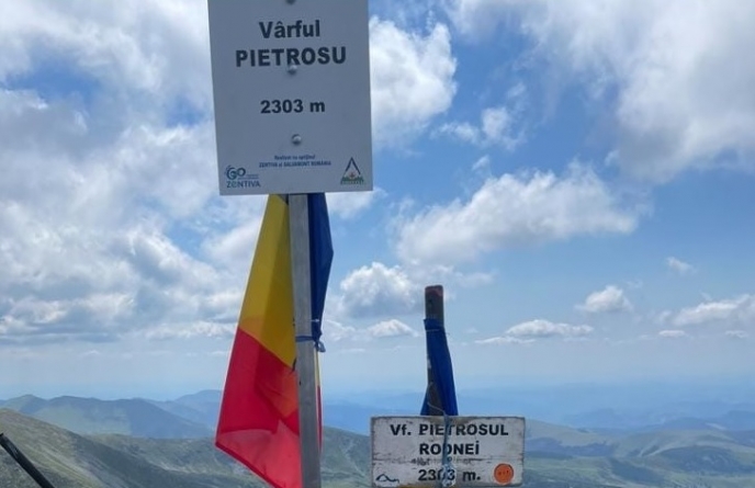 Muncă intensă la înălțime: Salvamontiștii din Maramureș au marcat vârfurile turistice din județul nostru!