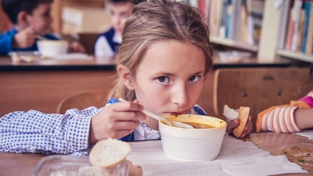 Masă caldă pentru elevi: Și în Maramureș sunt copii care vor primi suportul sănătos de alimentație! Care sunt școlile integrate în program în țară!