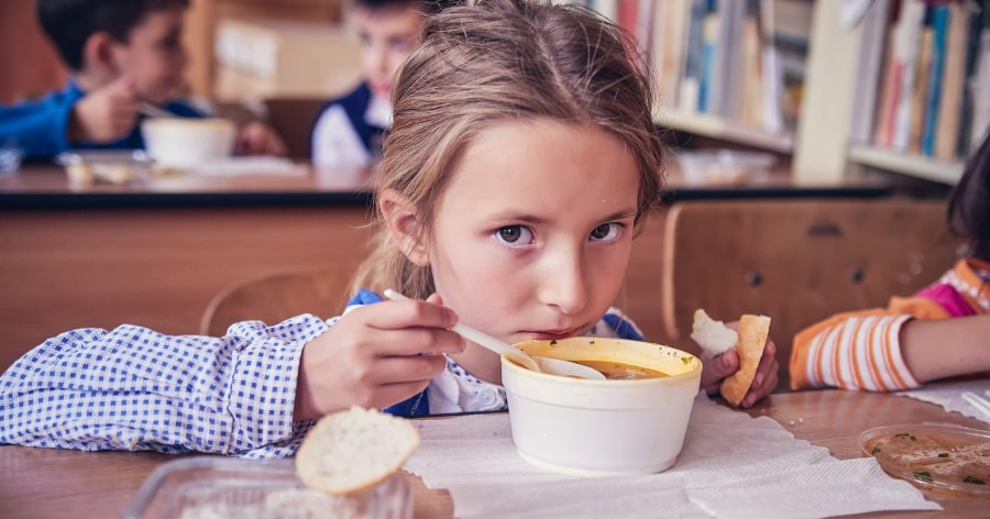 Masă caldă pentru elevi: Și în Maramureș sunt copii care vor primi suportul sănătos de alimentație! Care sunt școlile integrate în program în țară!