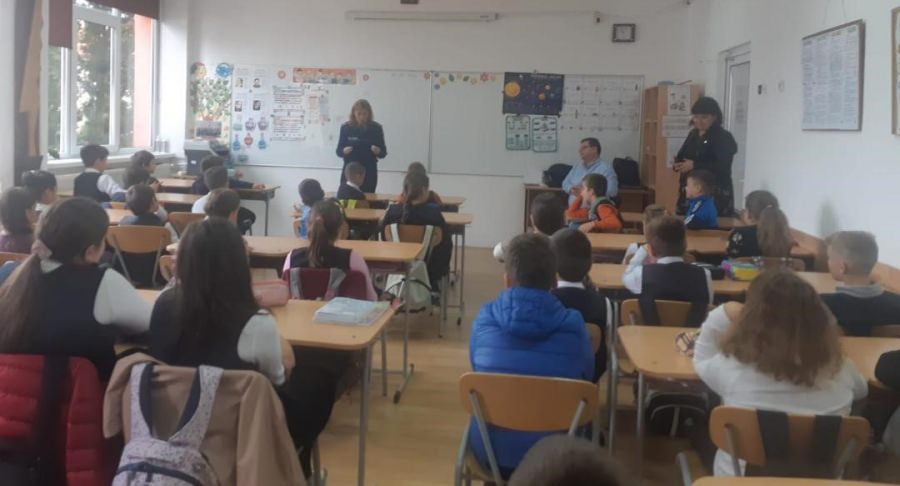 Elevii Liceului Tehnologic „Grigore Moisil” din Târgu Lăpuș au stat de vorbă cu polițiștii