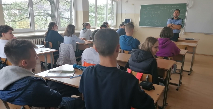 Peste 40 de elevi ai Colegiului „George Barițiu” din Baia Mare au fost partenerii de discuție ai polițiștilor